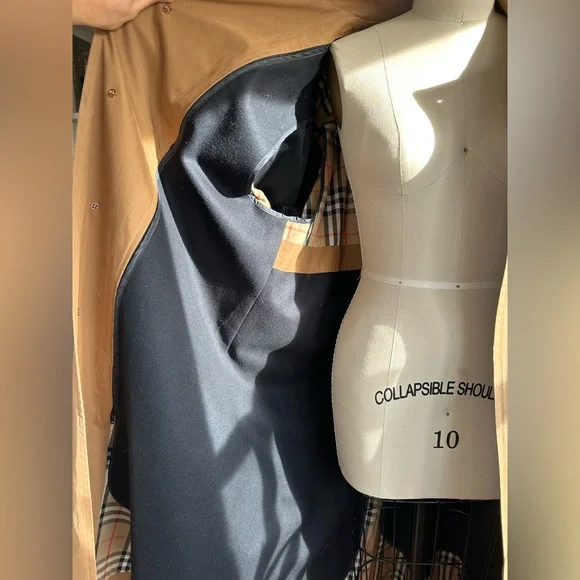 UNIQUE Tan Burberry Trench Coat with Gold Buckle Belt - Picture 10 of 15